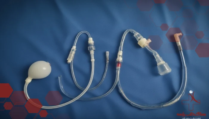 نمای مقایسهای کاتتر فولی و نلاتون روی پارچه استریل آبی